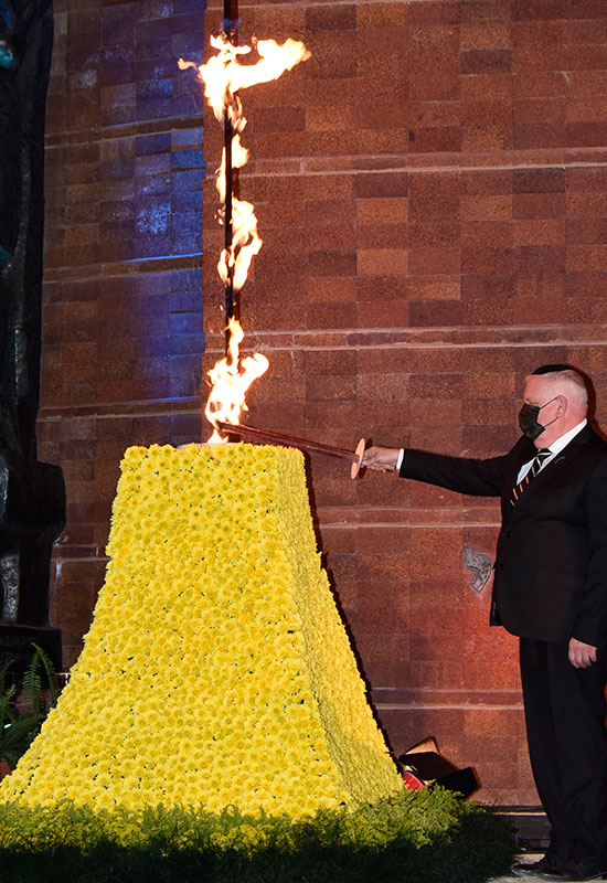 El Presidente interino del Directorio Ejecutivo de Yad Vashem, Ronen Plot encendiendo la antorcha de conmemoración durante la ceremonia
