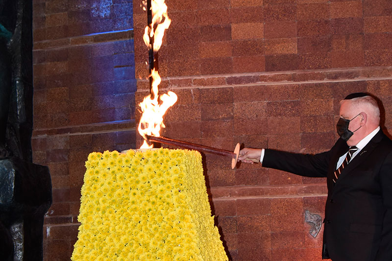 El Presidente interino del Directorio Ejecutivo de Yad Vashem, Ronen Plot encendiendo la antorcha de conmemoración durante la ceremonia