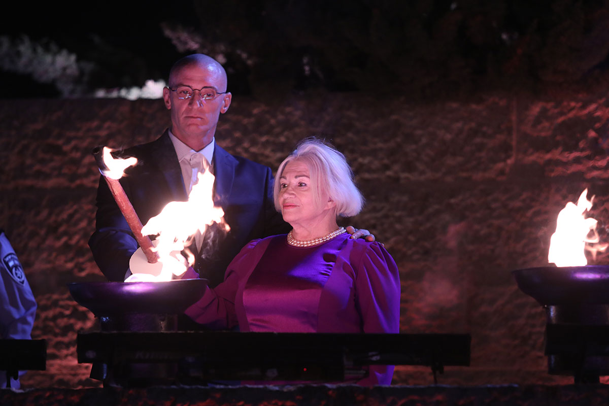 Die Holocaustüberlebende Halina Friedman entzündet eine der sechs Flammen bei der Zeremonie