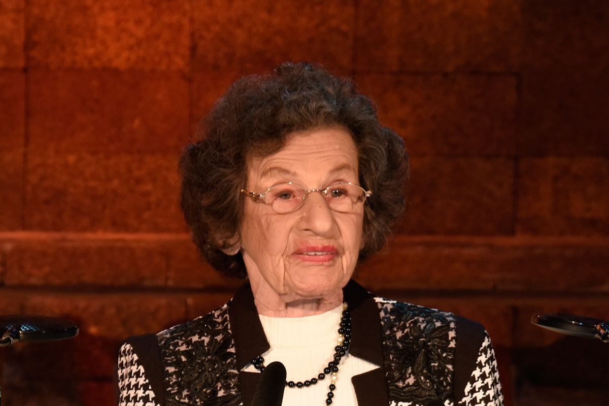 Roza Bloch, representante de los sobrevivientes, haciendo uso de la palabra en la ceremonia de Estado de apertura del Día de Recuerdo del Holocausto y el Heroísmo