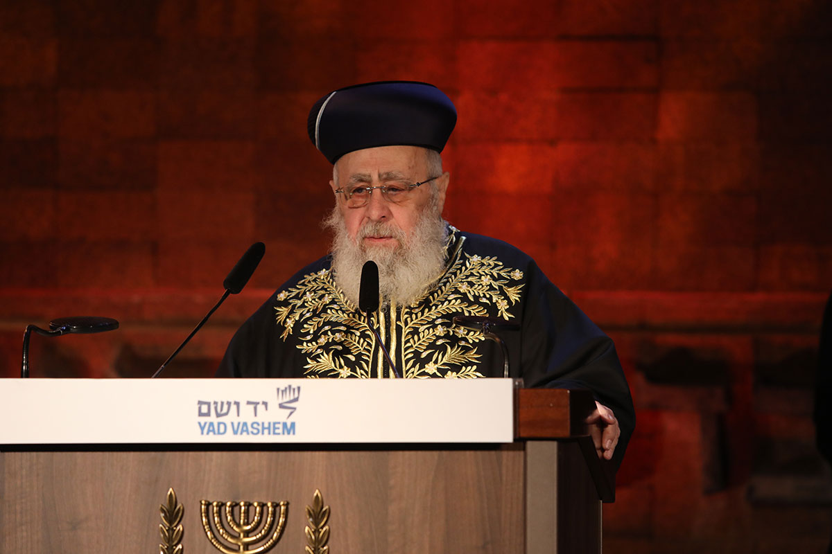El Gran Rabino de Israel y Rishón leTzion, rabí Itzjak Yosef recitando el kadish