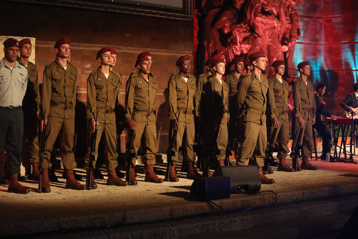 La garde d'honneur des parachutistes de Tsahal durant la cérémonie