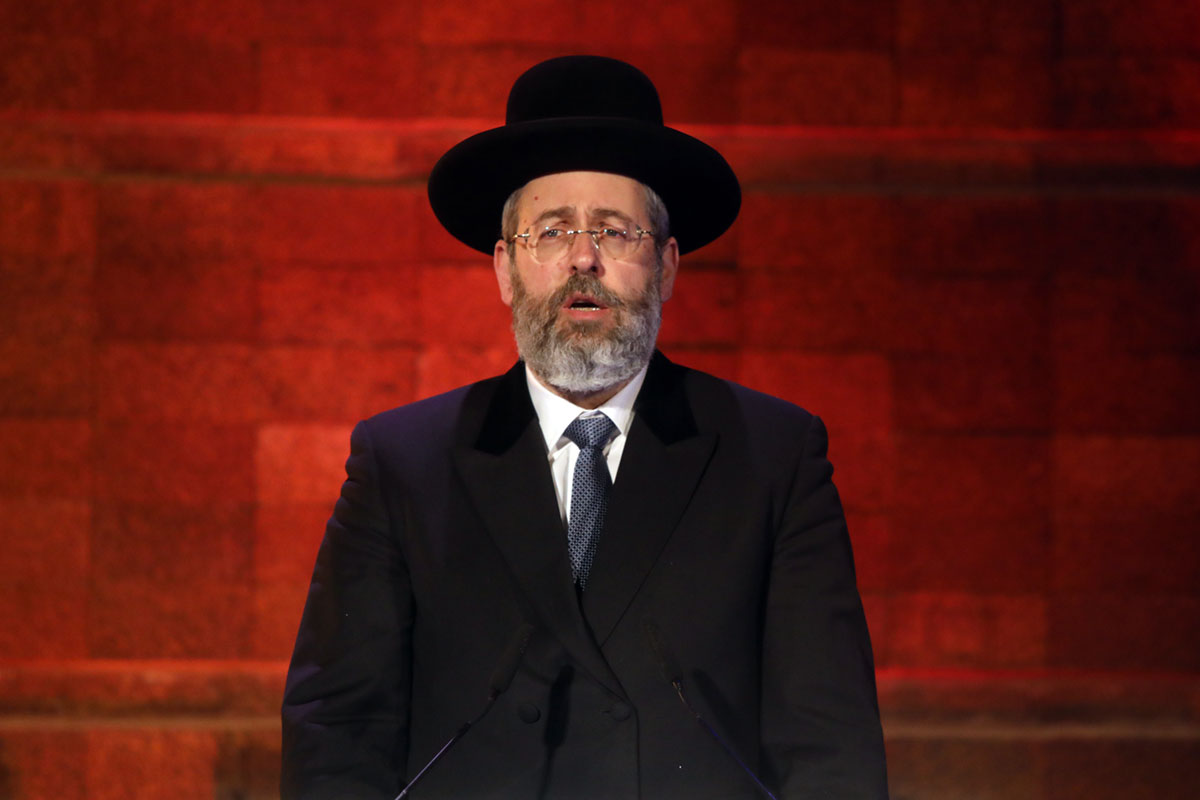 Der Oberrabbiner von Israel, Rabbi David Lau, trägt einen Psalm vor