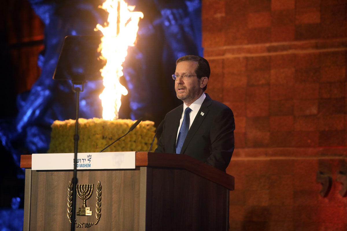 Le président Isaac Herzog prononce une allocution lors de la cérémonie d'ouverture de Yom HaShoah
