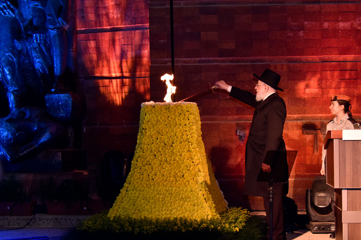 Rabbi Israel Meir Lau, Vorsitzender des Yad Vashem Gremiums, entzündet die Flamme der Erinnerung zu Beginn der Zeremonie