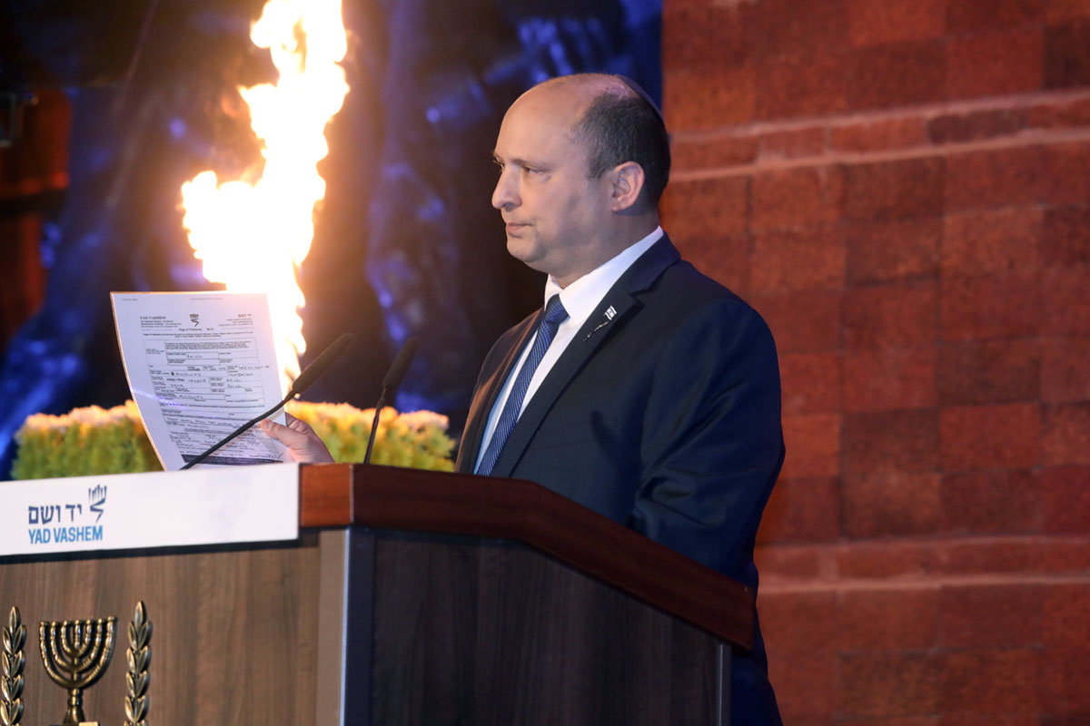 Ministerpräsident Naftali Bennett spricht bei der Eröffnungszeremonie des Gedenktags für die Märtyrer und Helden des Holocaust