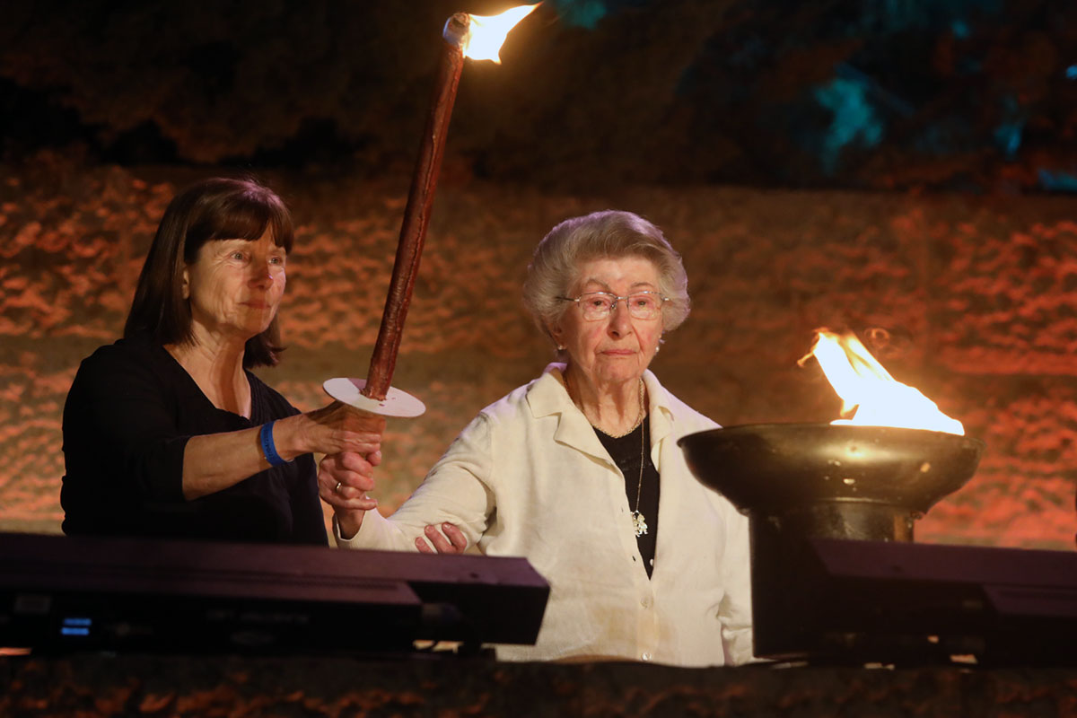 Die Holocaustüberlebende Olga Kay entzündet eine der sechs Flammen bei der Zeremonie