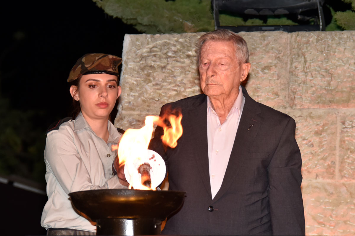 Der Holocaustüberlebende Shaul Spielmann entzündet eine der sechs Flammen bei der Zeremonie