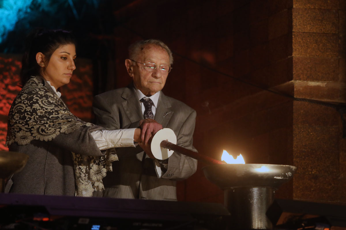 Der Holocaustüberlebende Zvi Gill entzündet eine der sechs Flammen bei der Zeremonie