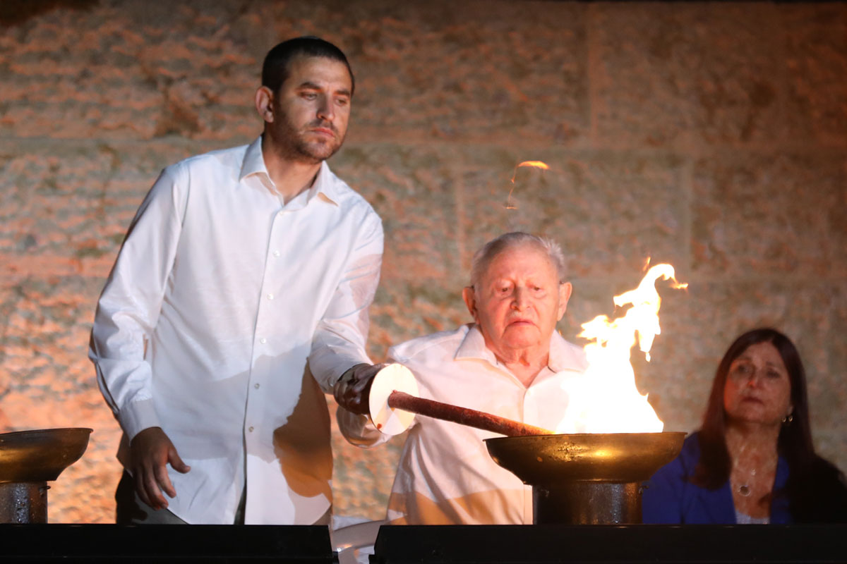 Der Holocaustüberlebende Ben-Zion Raisch entzündet eine der sechs Flammen bei der Zeremonie