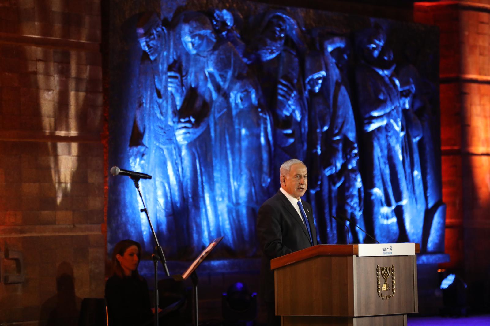 El primer ministro Binyamín Netanyahu durante su discurso en la ceremonia de Estado de apertura del Día del Recuerdo del Holocausto y el Heroísmo
