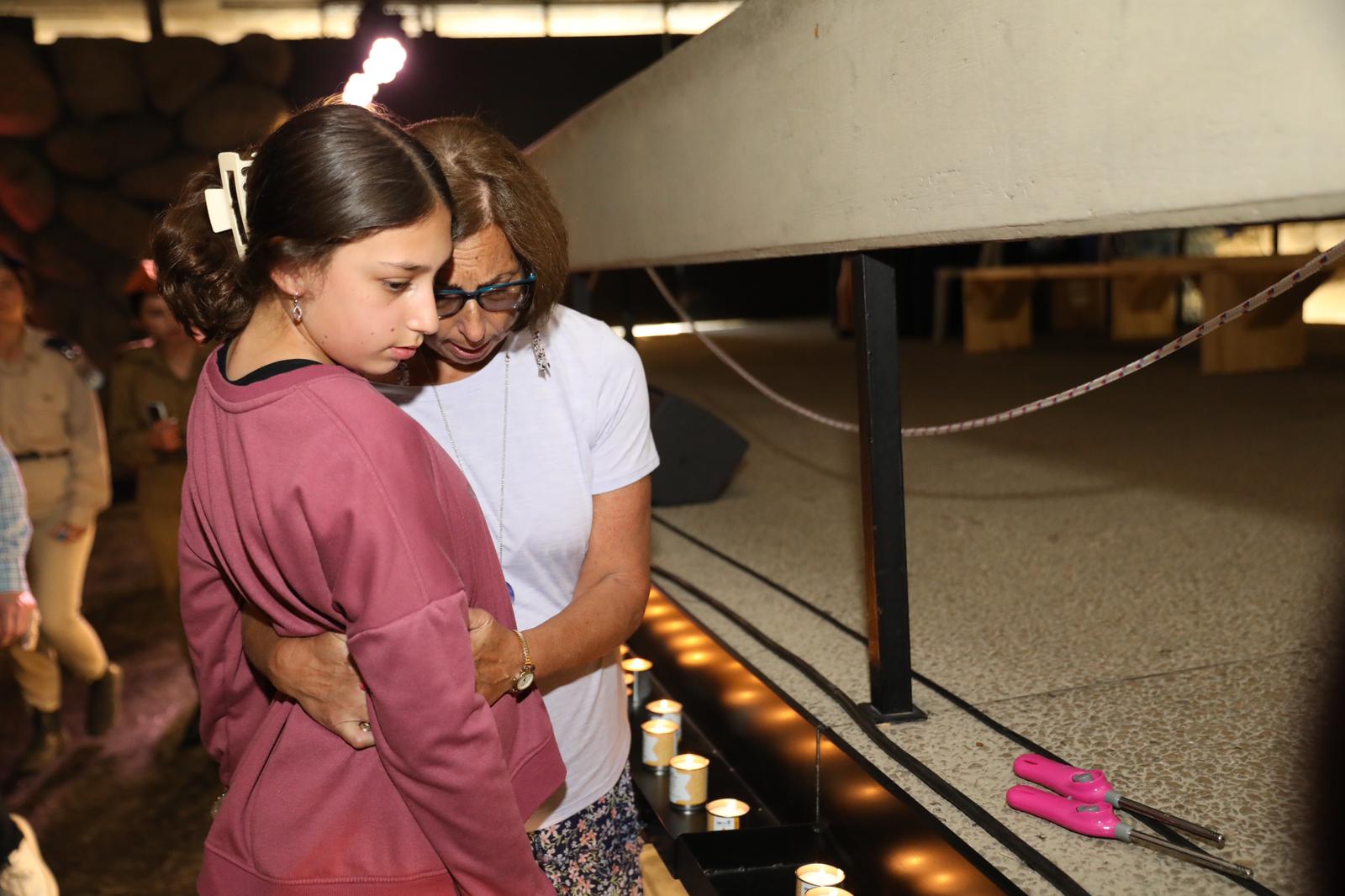 El estand para el encendido de velas conmemorativas en la Sala del Recuerdo fue posible con la colaboración de la Asociación Shem veNer