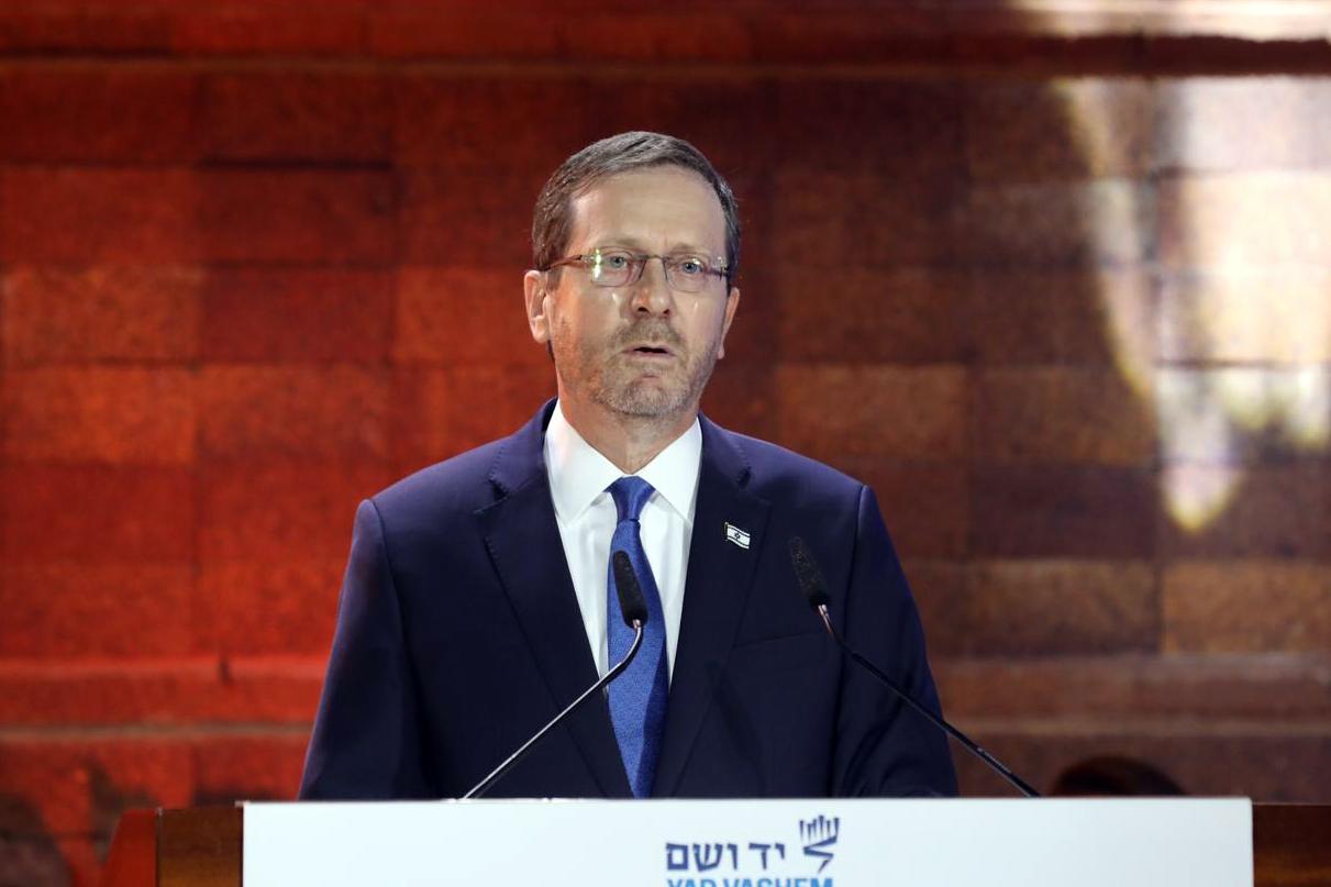 El Presidente de Israel Isaac Herzog durante su discurso en la ceremonia de Estado de apertura del Día del Recuerdo del Holocausto y el Heroísmo