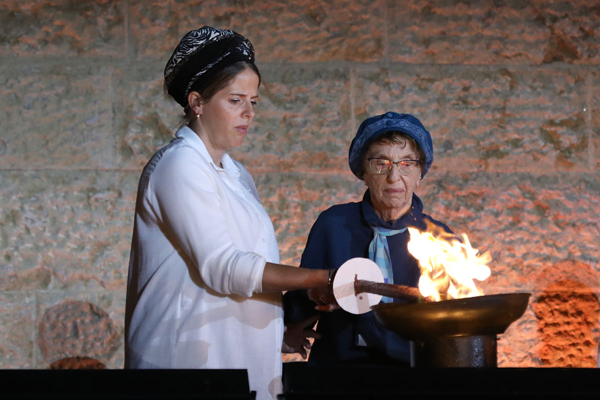 Die Holocaustüberlebende Judith Sohlberg entzündet eine der sechs Flammen bei der Zeremonie