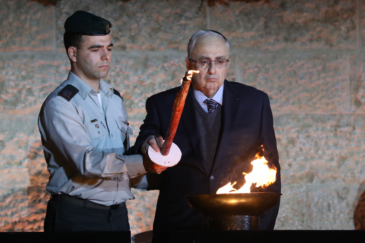 ניצול השואה ראובן בונפיל משיא משואה בעצרת הממלכתית לציון יום הזיכרון לשואה ולגבורה