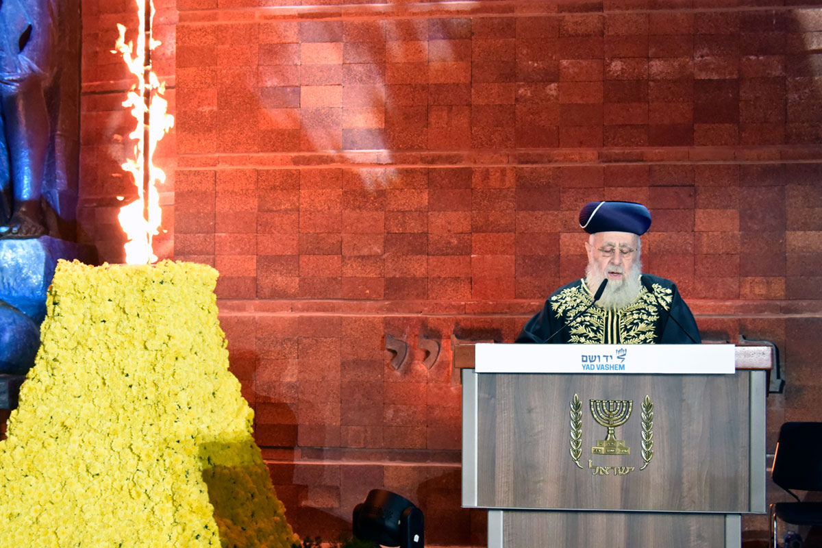 Der Oberrabbiner von Rishon Lezion, Rabbi Yitzhak Yosef, rezitiert das Kaddish