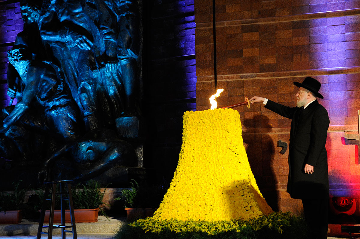 El presidente del Consejo Directivo de Yad Vashem, rabino Israel Meir Lau encendiendo la antorcha de recordación durante la ceremonia