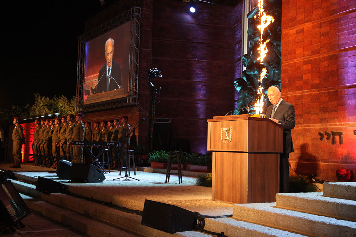 El Presidente de Israel Sr. Shimón Peres durante su discurso en la ceremonia oficial de apertura del Día del Recuerdo del Holocausto y el Heroísmo