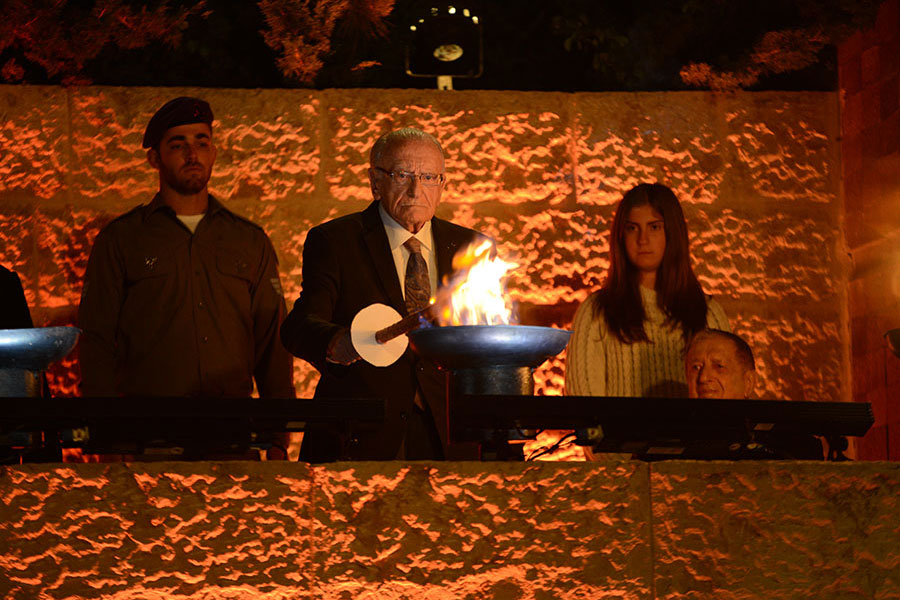El sobreviviente del Holocausto Dov Shimoni encendiendo una de las seis antorchas durante la ceremonia