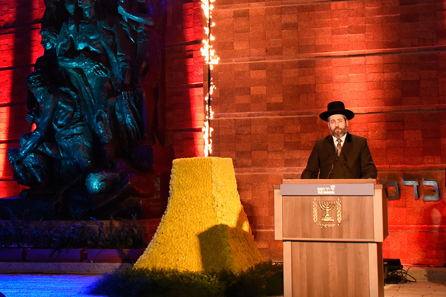 El Gran Rabino de Israel, rabí David Lau, recitando salmos