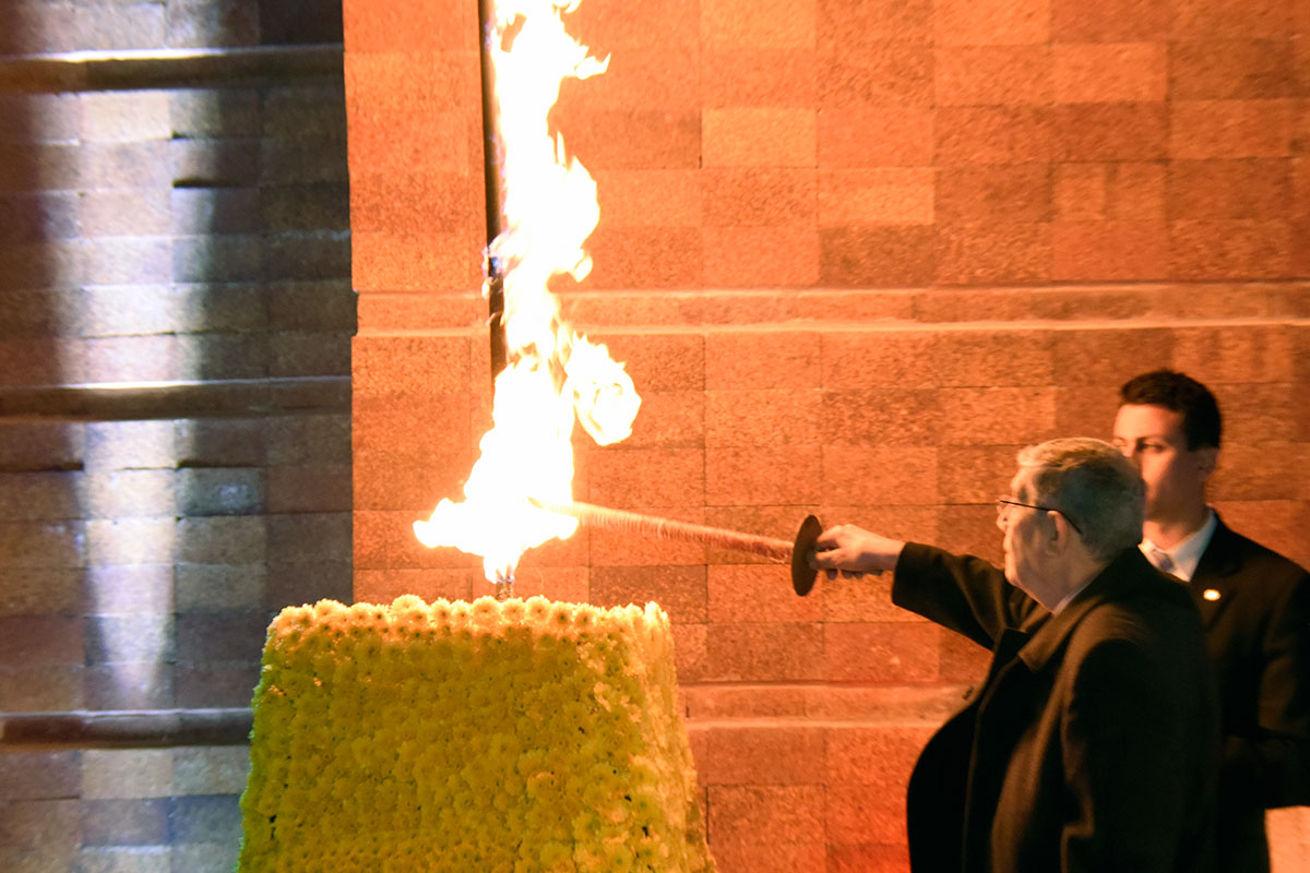 El presidente del Consejo de Administración de Yad Vashem, Avner Shalev encendiendo la antorcha de recordación durante la ceremonia