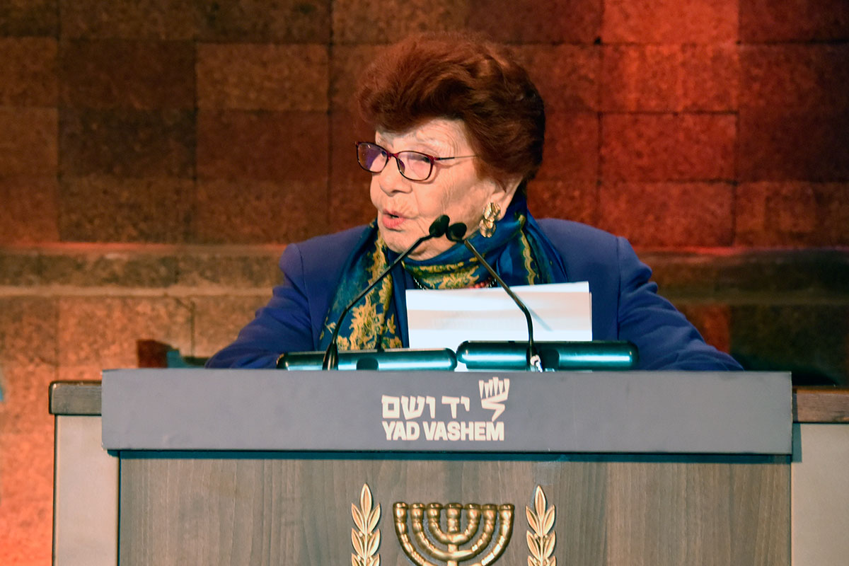 Esther Miron, representante de los sobrevivientes, haciendo uso de la palabra en la ceremonia de apertura oficial del Día de Recuerdo del Holocausto y el Heroísmo