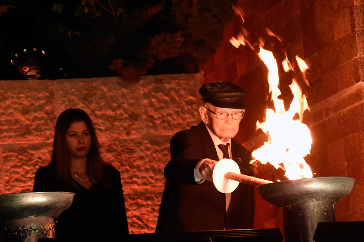 Der Holocaustüberlebende Moshe Ha-Elion entzündet eine der sechs Flamme bei der Zeremonie