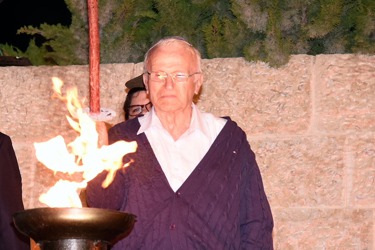 Der Holocaustüberlebende Moshe Porat entzündet eine der sechs Flamme bei der Zeremonie