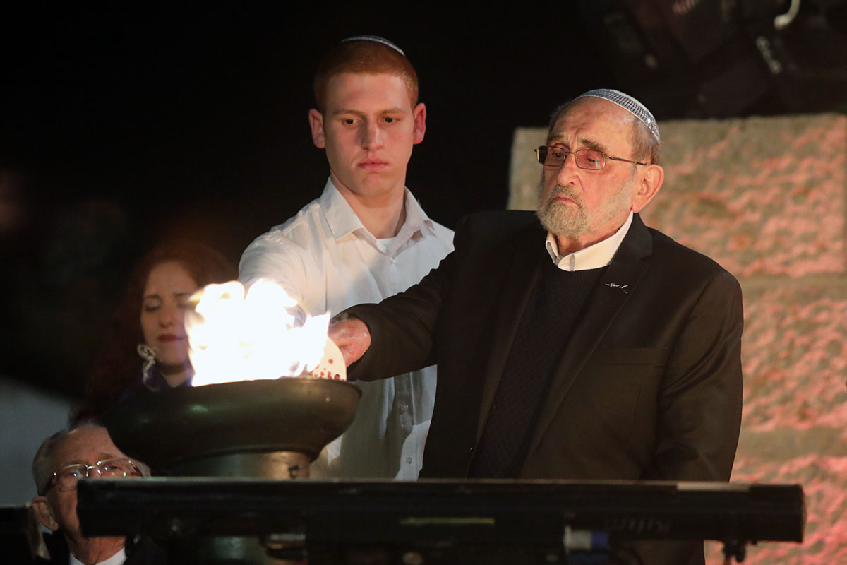 Der Holocaustüberlebende Dov Goldstein entzündet eine der sechs Flammen bei der Zeremonie