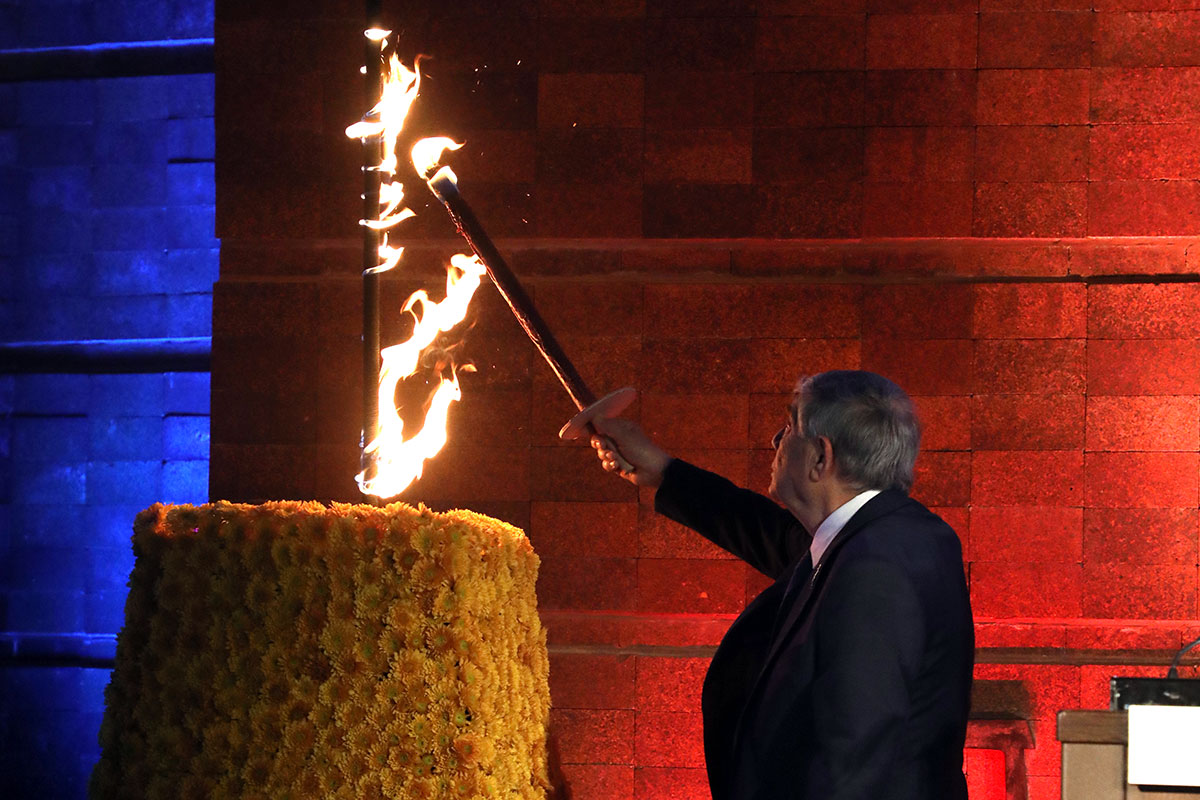 El presidente del Consejo de Administración de Yad Vashem, Avner Shalev encendiendo la antorcha de recordación durante la ceremonia