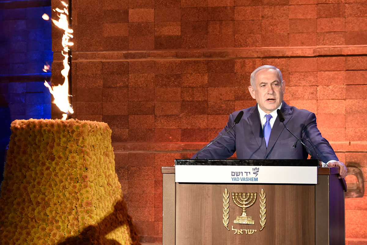 El primer ministro Binyamín Netanyahu haciendo uso de la palabra en la ceremonia oficial de apertura del Día del Recuerdo del Holocausto y el Heroísmo