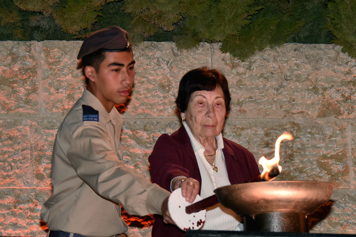 Die Holocaustüberlebende Fanny Ben-Ami entzündet eine der sechs Flammen bei der Zeremonie