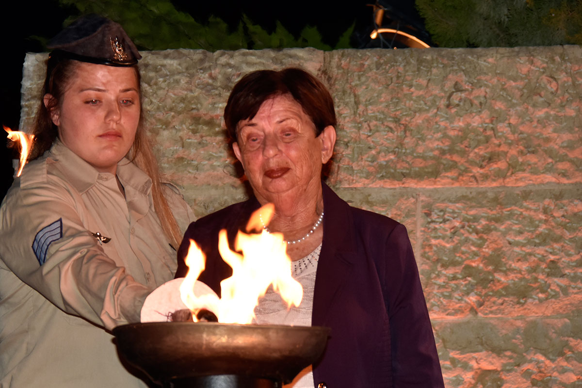 Die Holocaustüberlebende Sara Shapira entzündet eine der sechs Flammen bei der Zeremonie