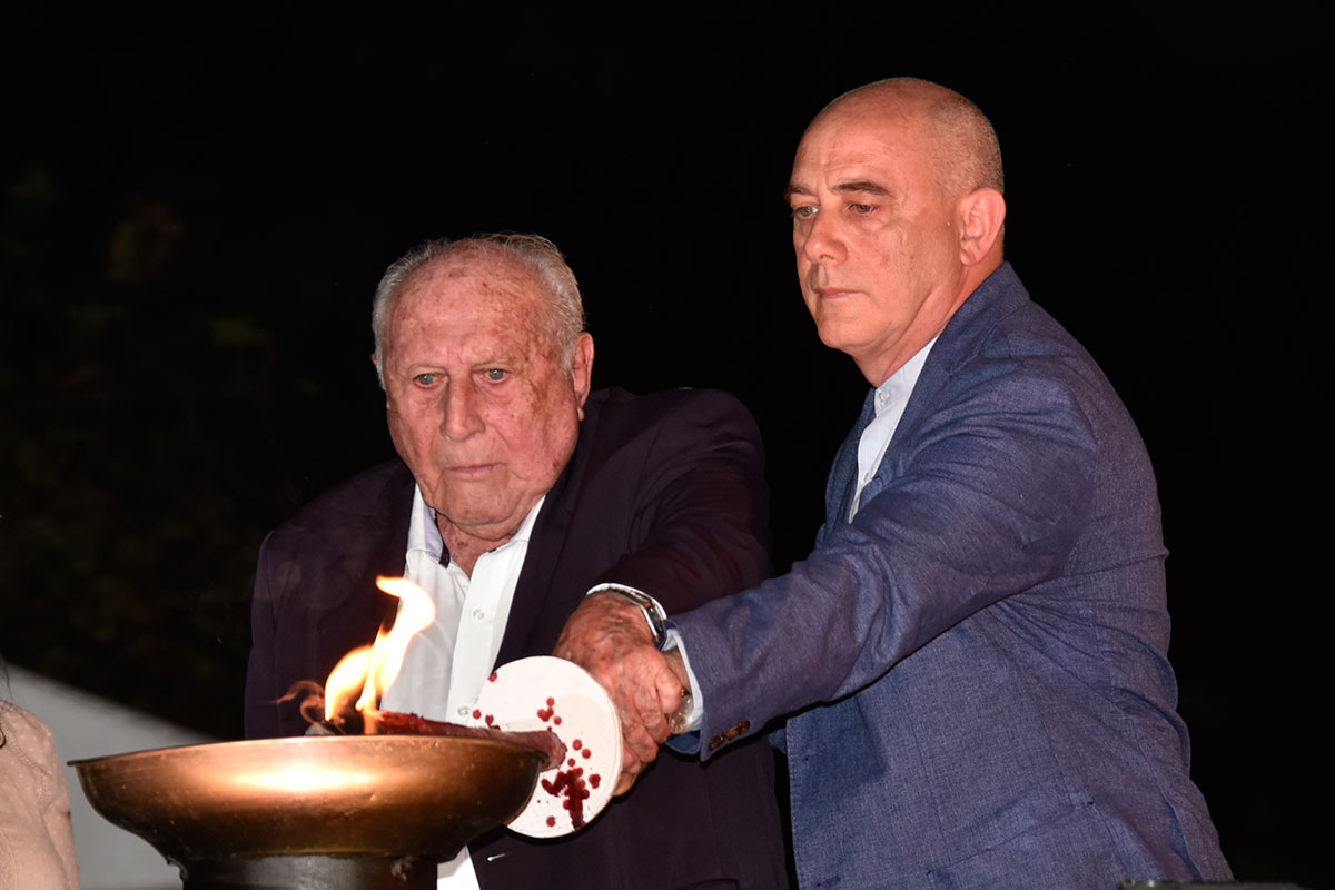 Die Holocaustüberlebende Yehuda Mimon entzündet eine der sechs Flammen bei der Zeremonie