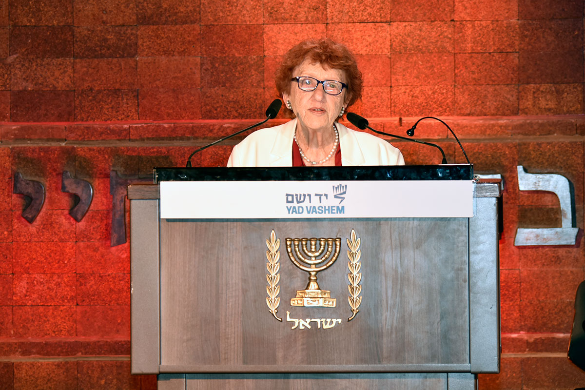 Zipora Granat, representante de los sobrevivientes, haciendo uso de la palabra en la ceremonia de apertura oficial del Día de Recuerdo del Holocausto y el Heroísmo