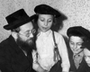 Maestro y alumnos, Polonia.
Archivo fotográfico de Yad Vashem.
