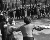 Niñas bailando en la calle, Berlín, Alemania.
Archivo fotográfico de Yad Vashem.