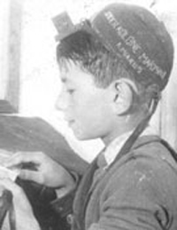 Un niño rezando con "tefilin" Lodz, Polonia.
Archivo fotográfico de Yad Vashem