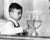 Encendiendo las velas de Januká 
Archivo fotográfico de Yad Vashem.