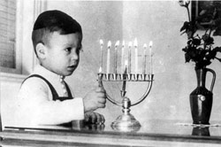 Encendiendo las velas de Januká
Archivo fotográfico de Yad Vashem.
