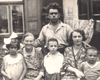Familia en Livani, Letonia.
Archivo fotográfico de Yad Vashem.