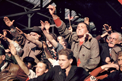 Multitud vitoreando a Hitler, Alemania, 1938. 
rarehistoricalphotos.com
