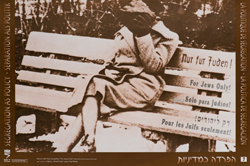 Un banco en un parque público con la inscripción "Sólo para  judíos"
Archivo fotográfico de Yad Vashem
“Y la historia no terminó así…” Yad Vashem, 1999.