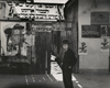 [Un joven está parado frente a un cartel: "Esta es la puerta a través de la cual llegarán los justos", Mukacevo, Rachov or Uzhorod]
Roman Vishniac
© Mara Vishniac Kohn, courtesy International Center of Photography