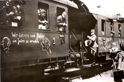 Soldados alemanes en camino al frente En el vagón dice: "Viajamos a Polonia para golpear a los judíos", septiembre de 1939.
Archivo fotográfico de Yad Vashem.
