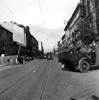Policías en un auto. Calle Leszno, gueto de Varsovia.
Archivo fotográfico de Yad Vashem.
