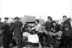 Vendiendo ropa en el mercado del gueto.
Archivo fotográfico de Yad Vashem.