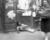 Una mendiga en el gueto de Varsovia.
Archivo fotográfico de Yad Vashem.