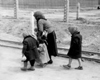 Una mujer y niños en camino a las cámaras de gas.
Archivo fotográfico de Yad Vashem.