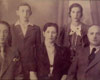 Retrato  de su familia  
León Tenenbaum,sus padres Shmuel Tenenbaum y Masha Lesner 
y sus hermanos: Zalman ,Rosa y Rajel  (Posiblemente del año 1937)
Archivo privado